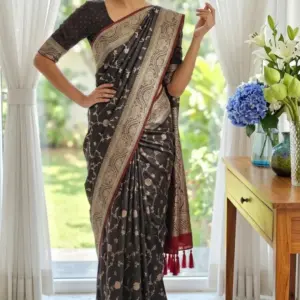 চন্দন সিল্ক ব্ল্যাক রোজ শাড়ি